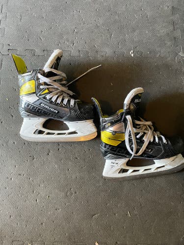 Used Bauer Size 2.5 Supreme 3S Hockey Skates