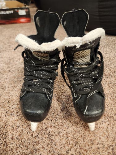 Youth Used Bauer Supreme 160 Hockey Skates Regular Width Size 2.5