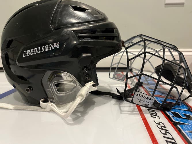 New Medium Bauer  Re-Akt 100 Helmet With Bauer Oreo Cage