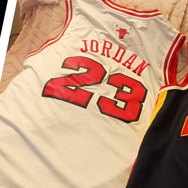 Nike Men's Chicago Bulls Michael Jordan #23 Authentic Basketball