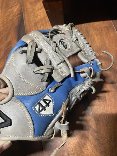 Used Infield 11.75" Signiture Series Baseball Glove