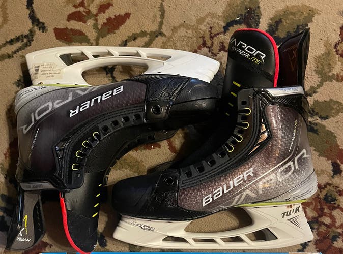 New Bauer Regular Width  Size 7 Vapor Hyperlite Hockey Skates