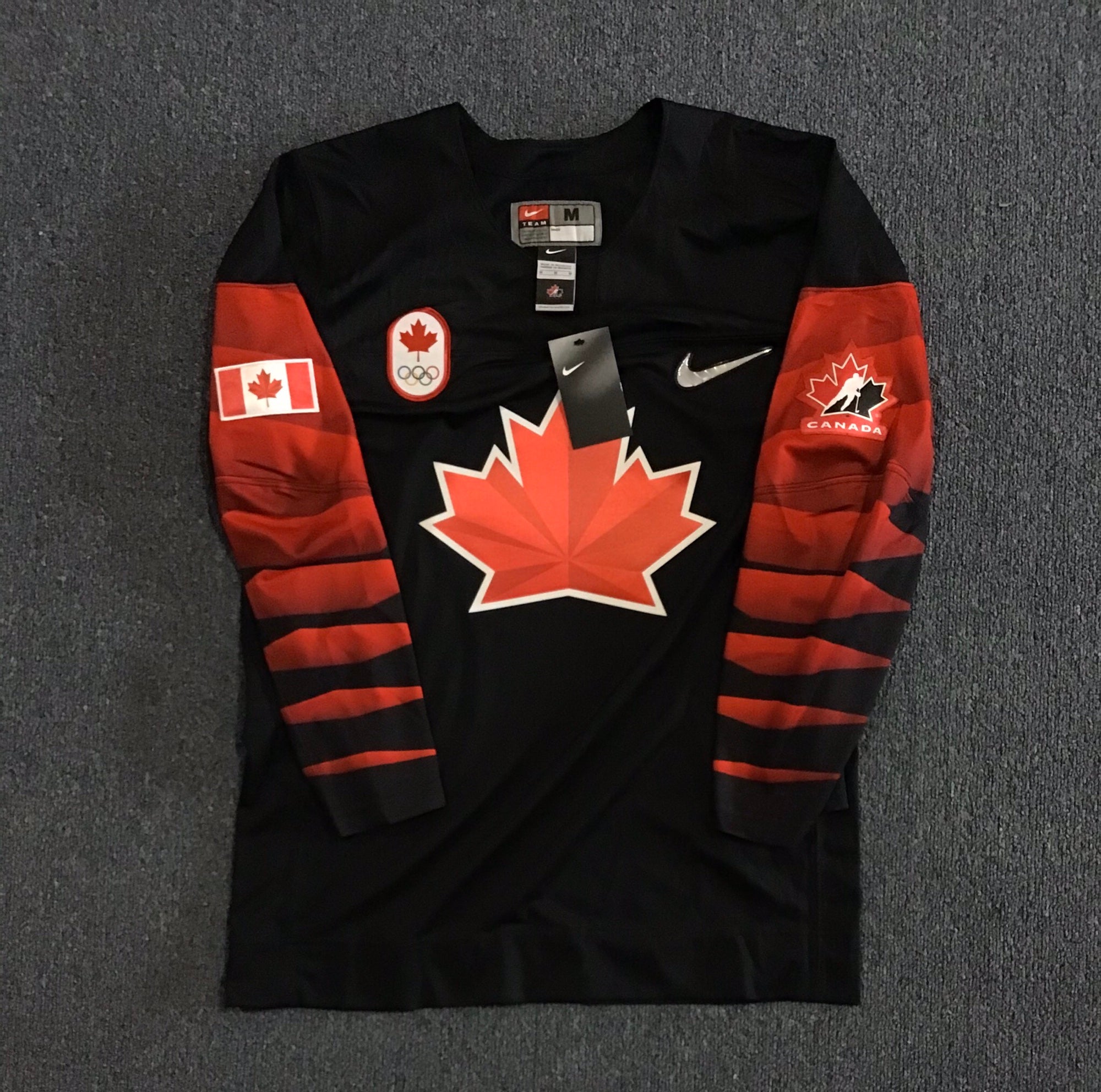 Canada hockey team jersey red black maple leaf Size adult Large