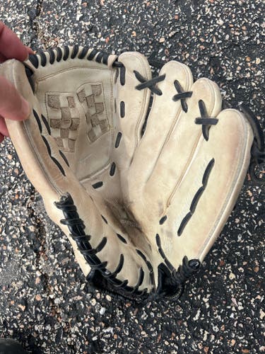 Used 2020 Mizuno Right Hand Throw Pitcher's MVP Prime Softball Glove 12.5"