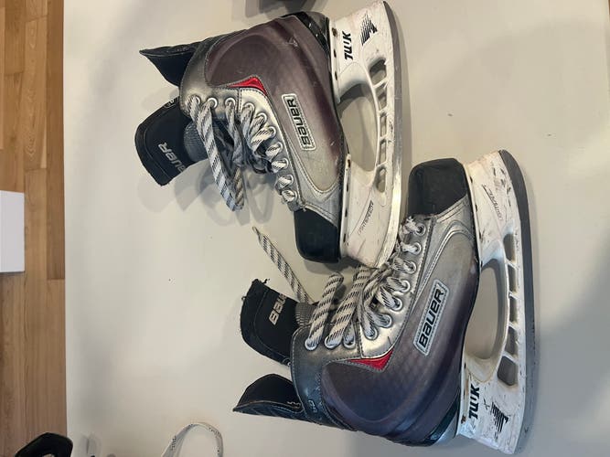 Used Bauer Extra Wide Width  Size 9 Vapor X60 Hockey Skates