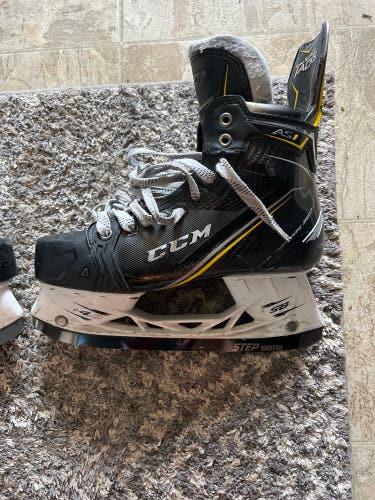 Used CCM Regular Width Size 7.5 Super Tacks AS1 Hockey Skates