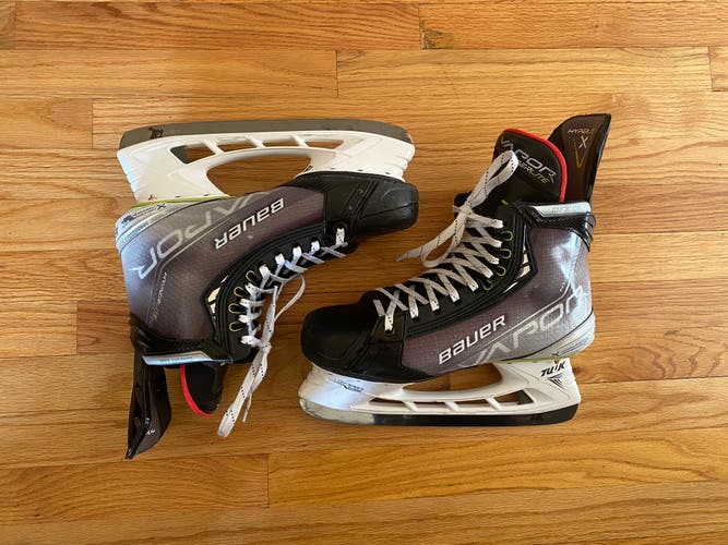 Gently Used Bauer Regular Width  Size 10 Vapor Hyperlite Hockey Skates
