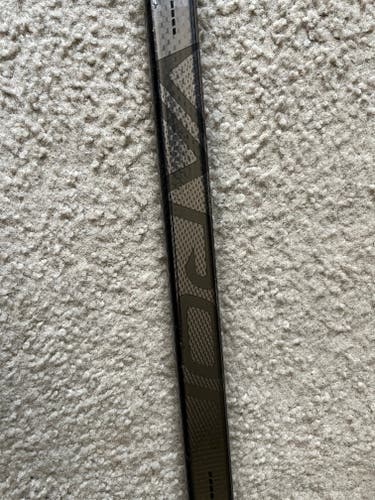 Intermediate Used Right Handed Bauer Vapor Custom Hyperlite Hockey Stick P28 55 flex tactile grip