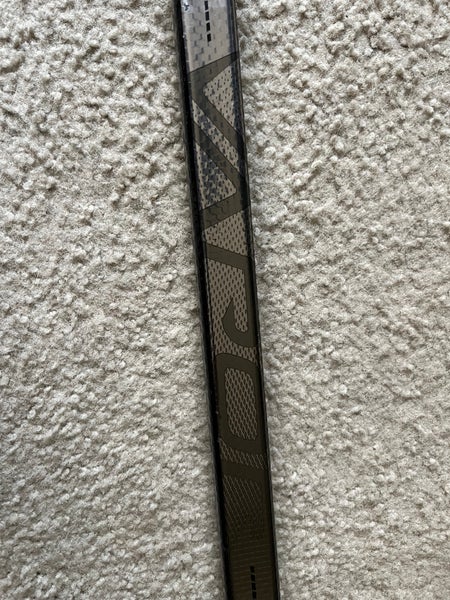 Intermediate Used Right Handed Bauer Vapor Custom Hyperlite Hockey Stick P28 55 flex tactile grip