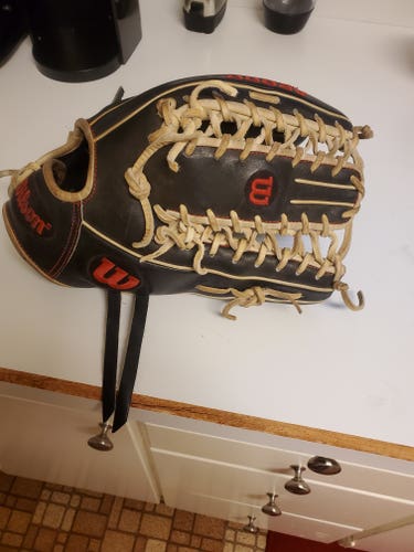 Used 2020 Wilson Right Hand Throw A2000 Baseball Glove 12.75"