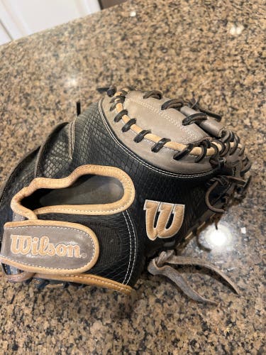 Right Hand Throw 33" A2000 Baseball Glove