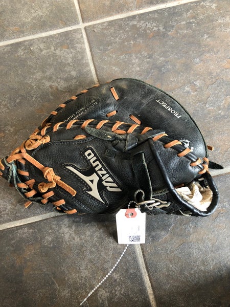 Used Mizuno Right Hand Throw Catcher's Glove 32.5"