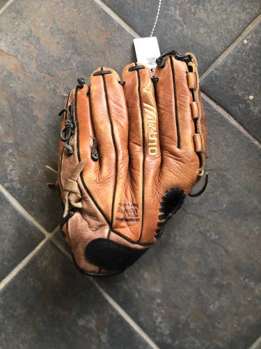 Used Mizuno Finch Right Hand Throw Softball Glove 12"