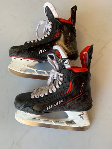 Intermediate Bauer Regular Width  Size 6 Vapor 3X Pro Hockey Skates