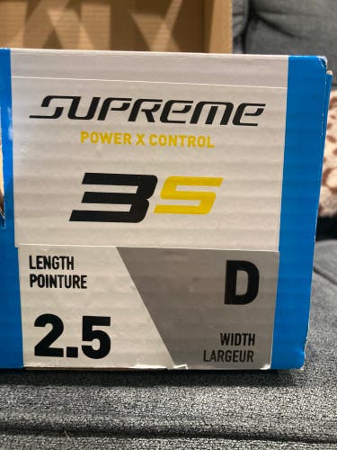 Used Bauer Regular Width  Size 2.5 Supreme 3S Hockey Skates