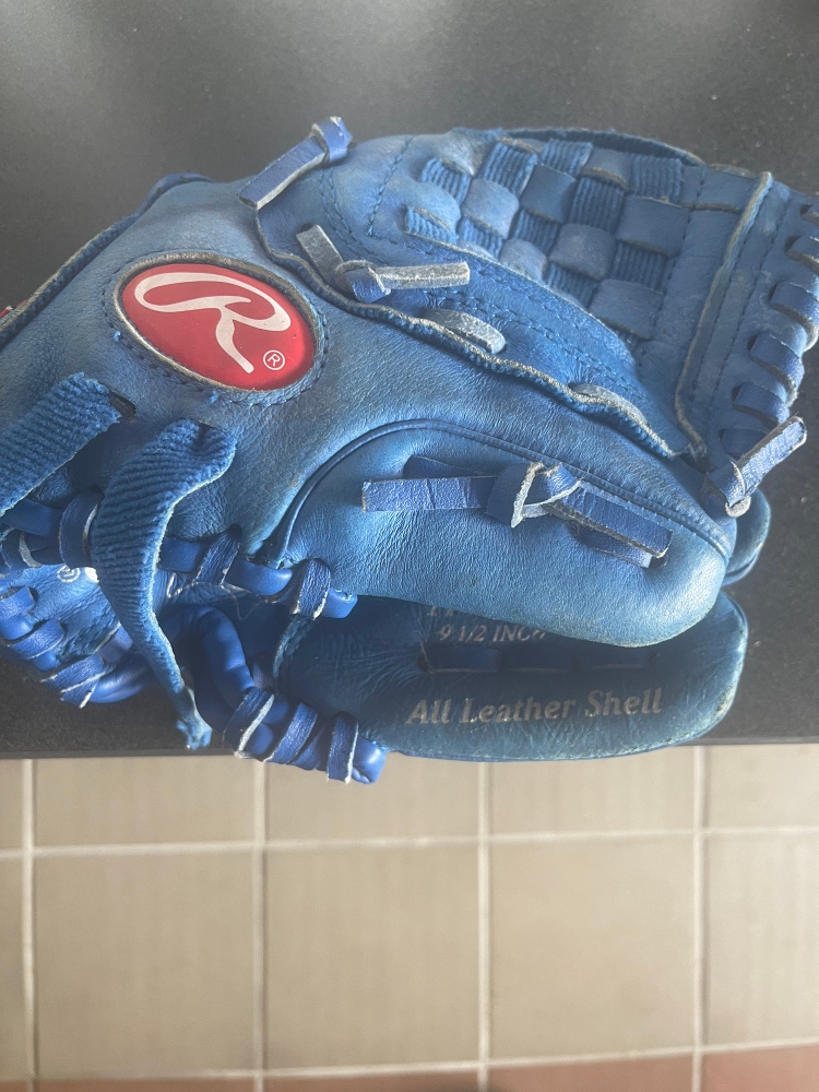 Used Right Hand Throw 9.5" Baseball Glove