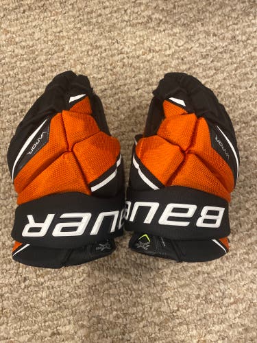 Ice hockey gloves