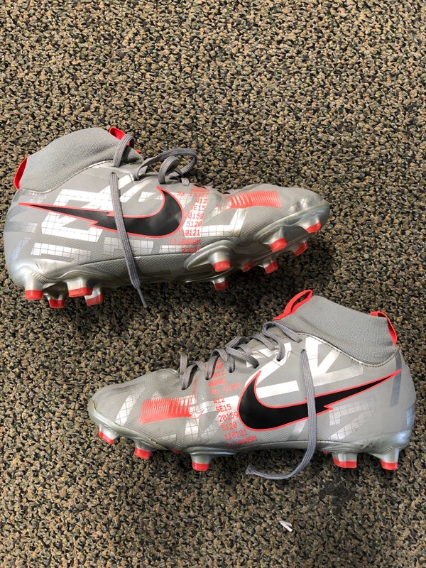 Used Men's 6.0 (W 7.0) Molded Nike Cleats