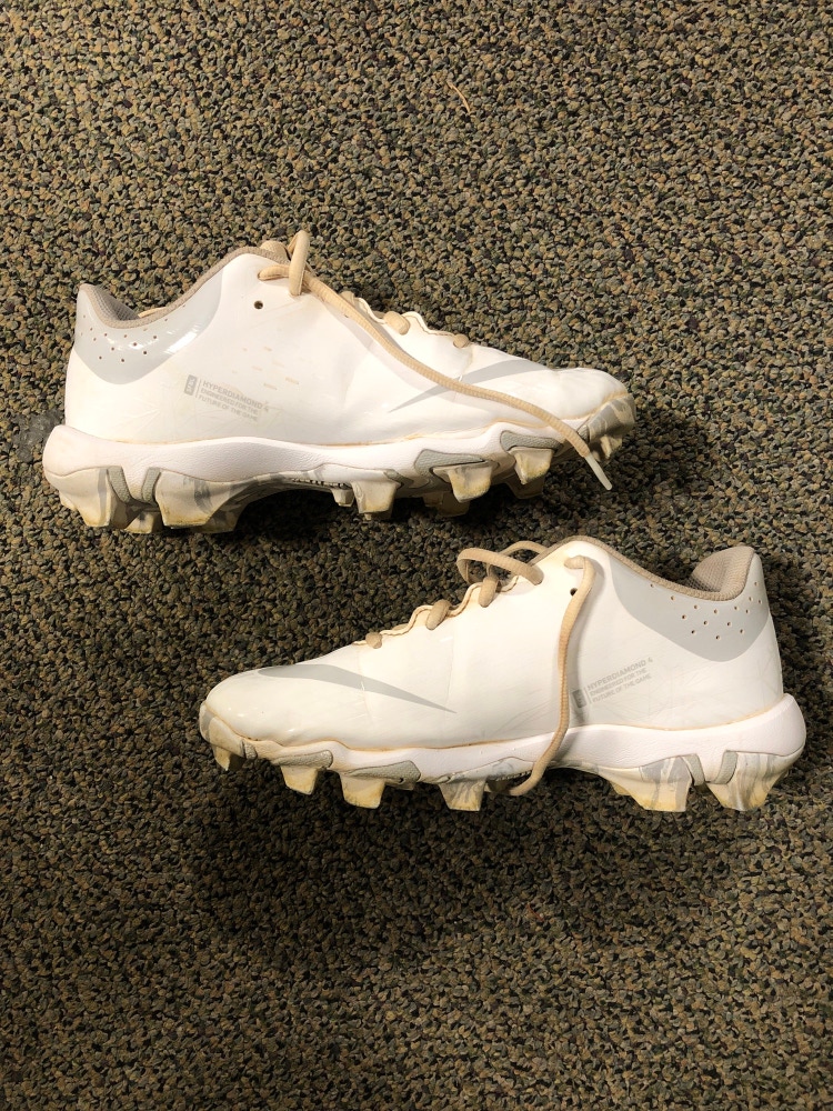 White Used Men's 6.0 (W 7.0) Molded Nike Cleats