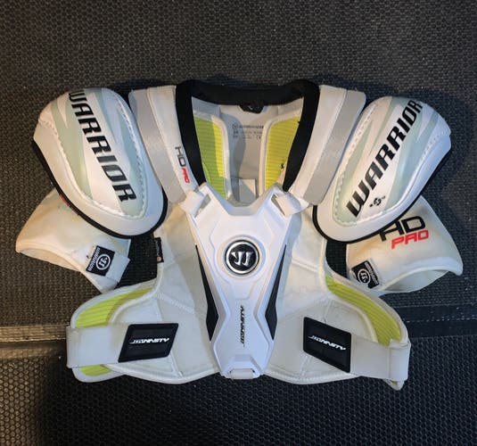 Bundle Warrior Dynasty HD Pro Shoulder Pads, CCM 652 Tacks Shin Guards