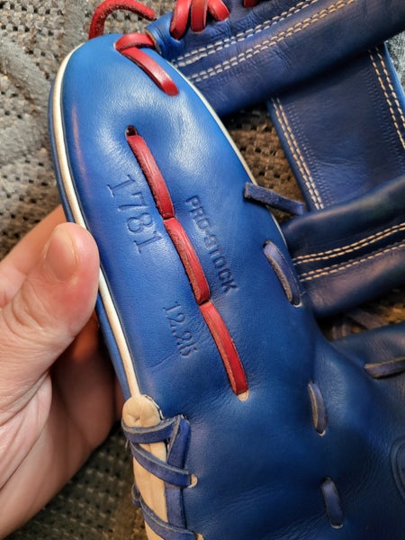 Used Wilson Right Hand Throw Outfield A2000 Baseball Glove 12.25"