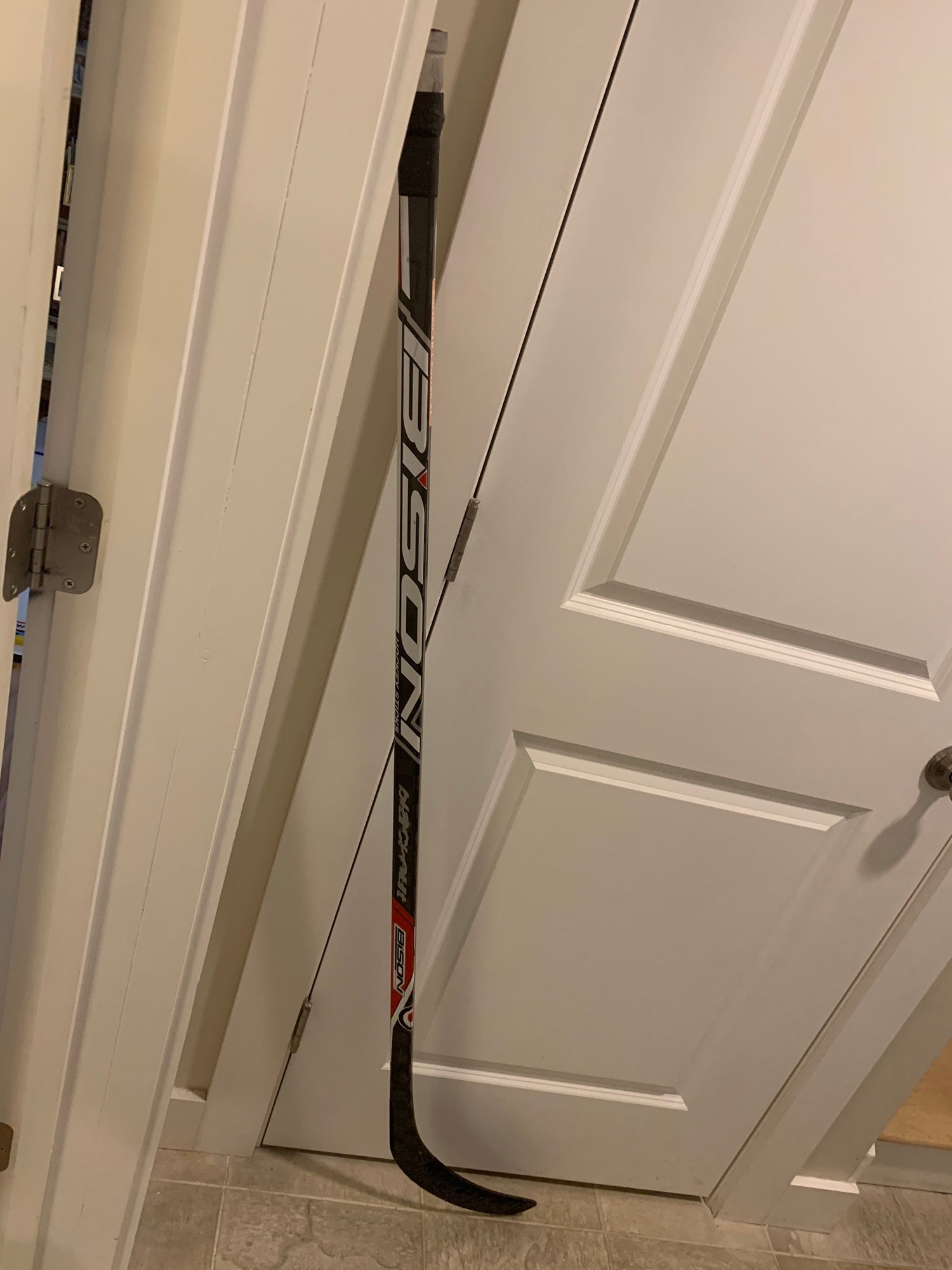 Easton V9E SENIOR RH 85 FLEX P92 - Integral Hockey SE Minnesota