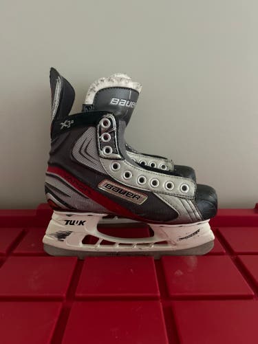 Used Bauer Regular Width Size 2.5 Vapor X3.0 Hockey Skates