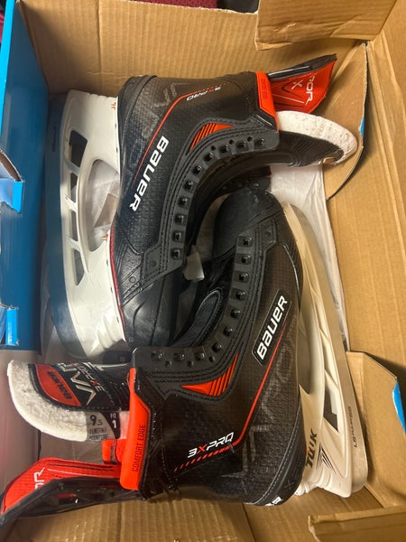 Used Bauer Regular Width Size 9.5 Vapor 3X Pro Hockey Skates
