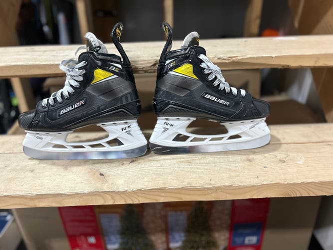 New Bauer Size 5 Supreme 3S Hockey Skates