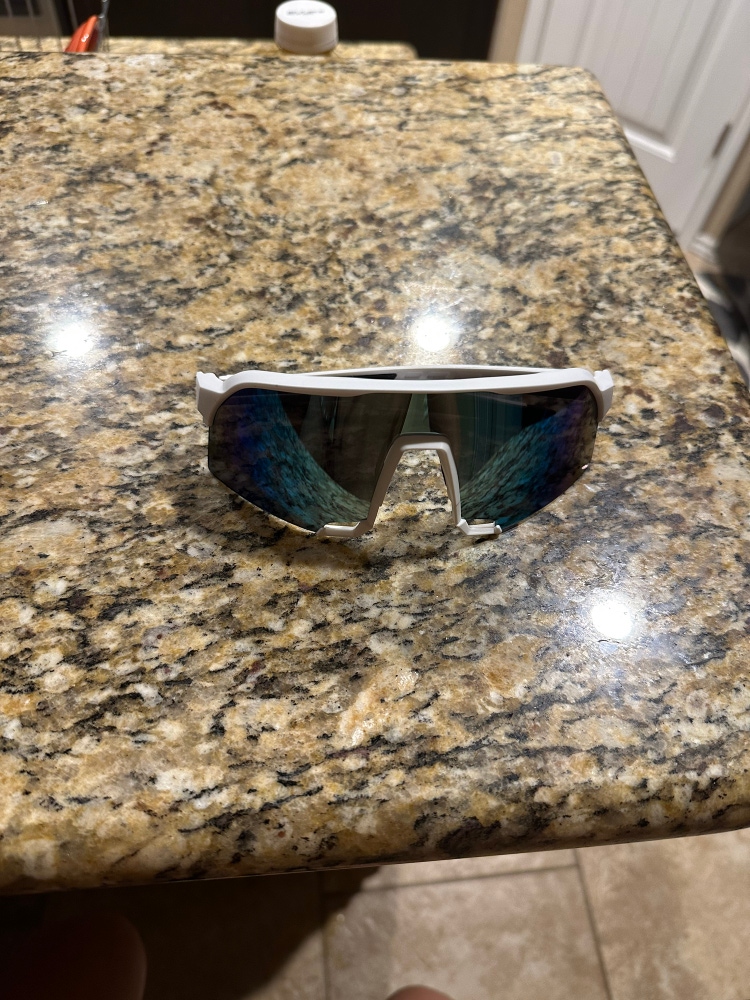 Unisex Medium  Sunglasses