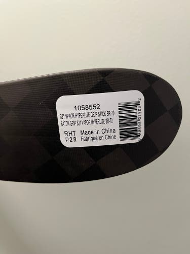 Senior Right Handed P28 Vapor Hyperlite Hockey Stick