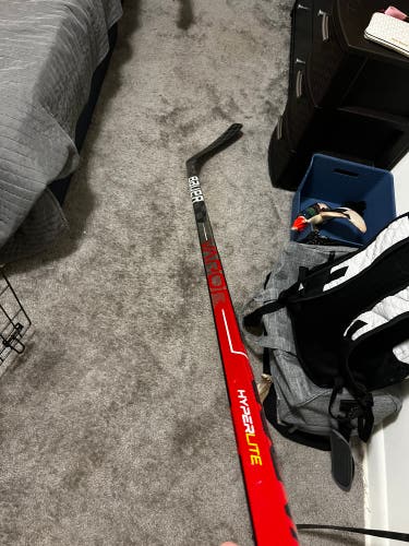 Senior Right Handed Mid Pattern Pro Stock Vapor Hyperlite Hockey Stick