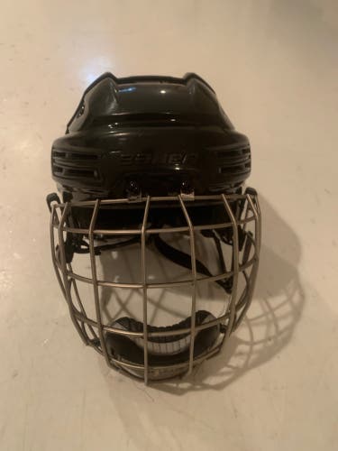 Medium Bauer  Re-Akt 200 Helmet