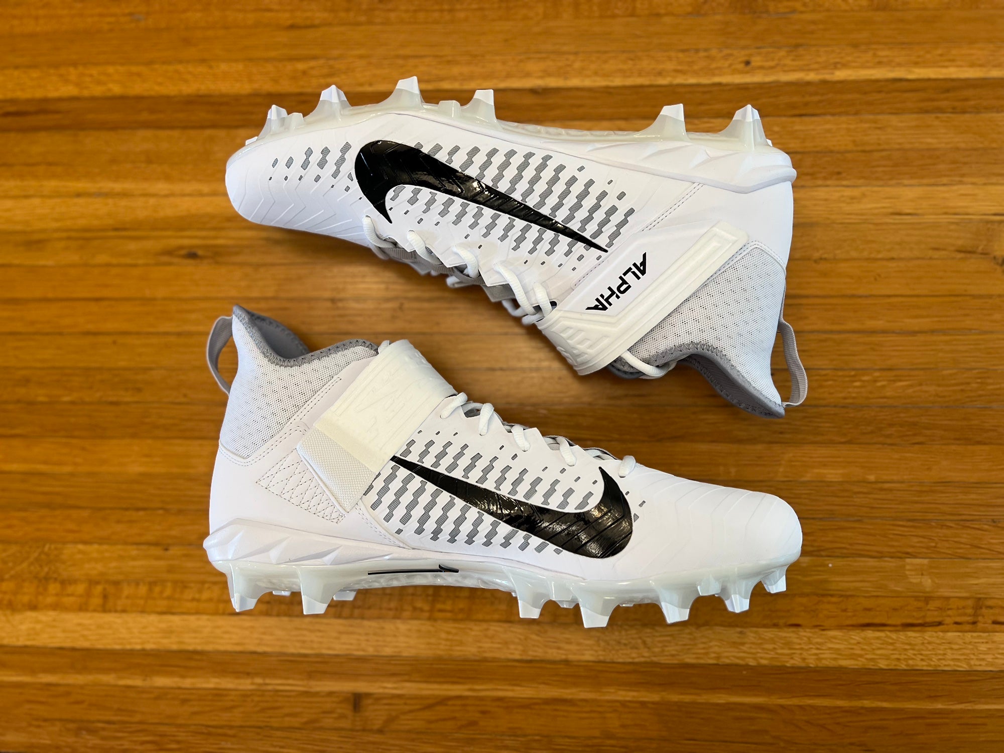 nike men's alpha menace pro 2 mid football cleats