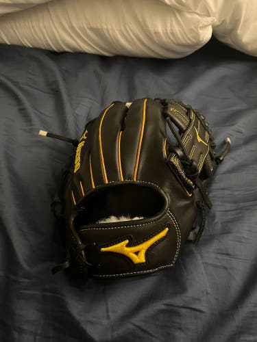 Used 2022 Right Hand Throw 11.75" Pro Baseball Glove