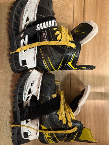 CCM super tacks vector youth size 1 width D selling with skaboots (size small)