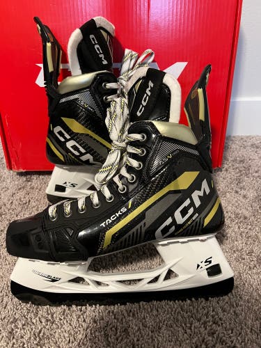 Senior CCM Regular Width  Size 7.5 Tacks ASV Pro Hockey Skates