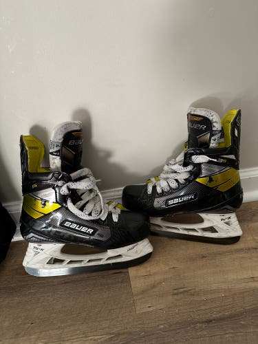 Junior Bauer Regular Width Size 4 Supreme 3S Hockey Skates