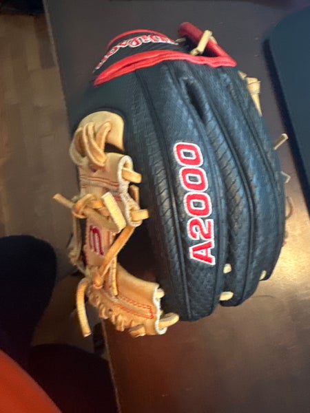 Used Like New Right Hand Throw Wilson Infield A2000 Baseball Glove 11.25"
