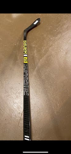 Senior Right Handed P28 Supreme 2S Team Hockey Stick