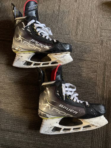 Used Bauer  Size 8 Vapor Hyperlite Hockey Skates