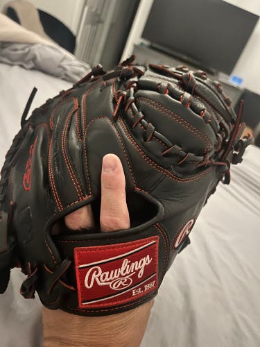Perfectly broken in Rawlings R9 catchers mitt 32”