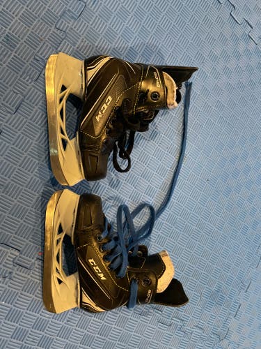 Used CCM Regular Width  Size 10 Tacks 9040 Hockey Skates