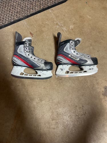 Used Bauer Regular Width  Size 13.5 Vapor X3.0 Hockey Skates