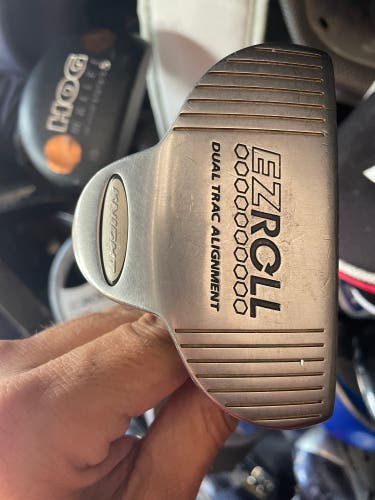 Knight Ezroll Golf Putter In Right Hand