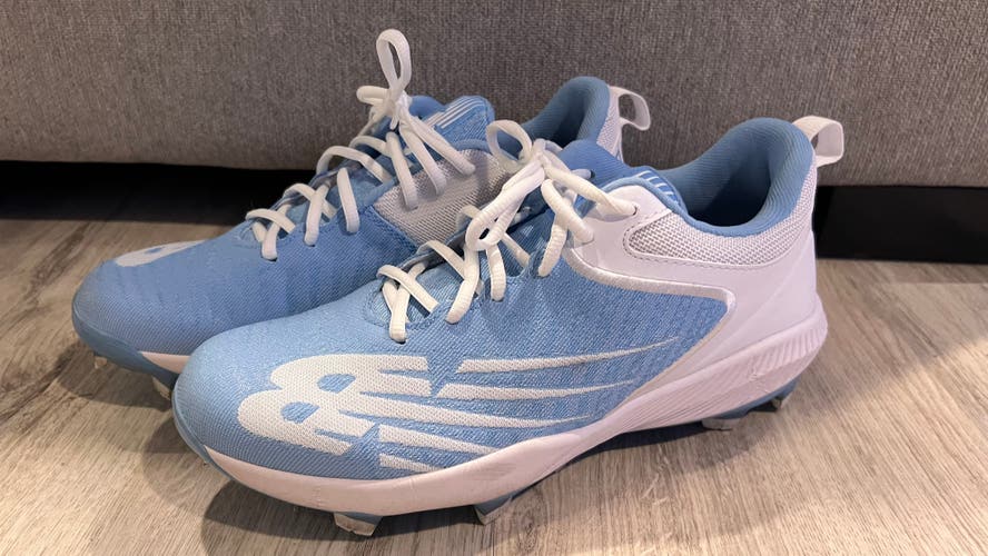 New Balance 4040 molded baseball cleats Carolina Blue Light Blue and White.