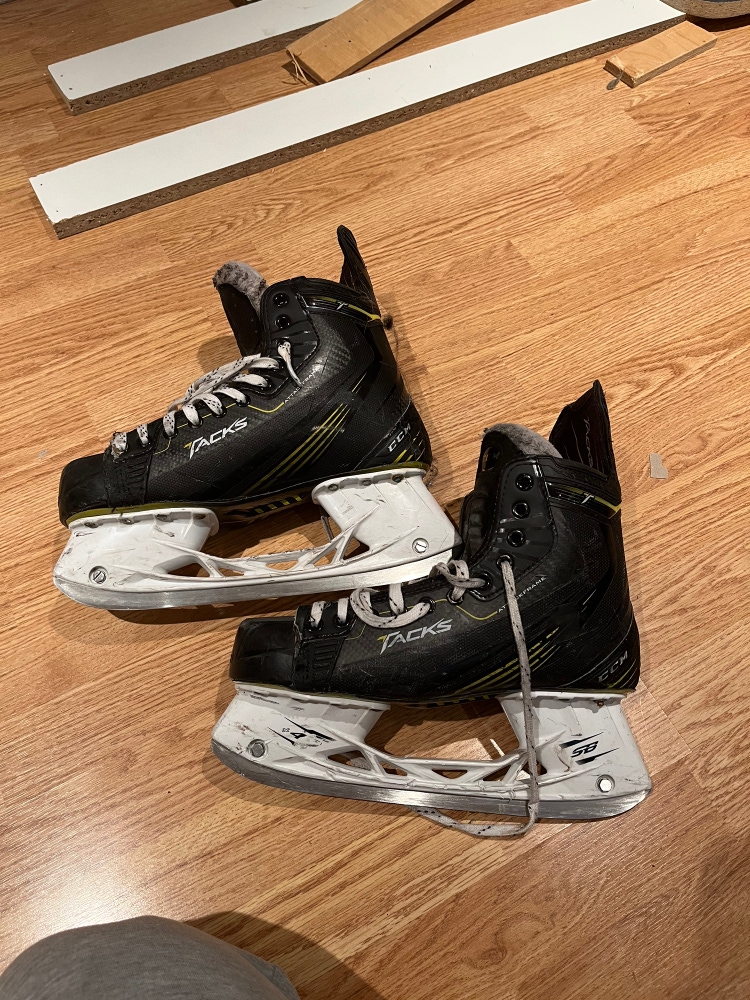 Senior CCM Size 8.5 Tacks Hockey Skates