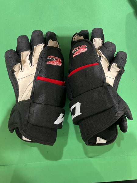 New CCM Little Wings Gloves 10"