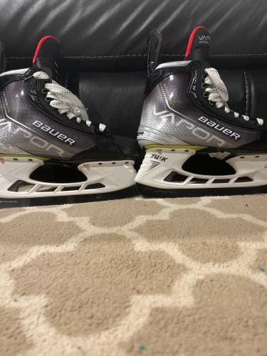 Used Bauer  Size 8 Vapor Hyperlite Hockey Skates