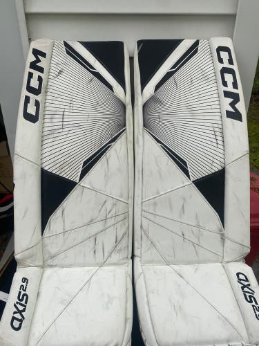 30" +1 CCM  Axis 2.9 Goalie Leg Pads